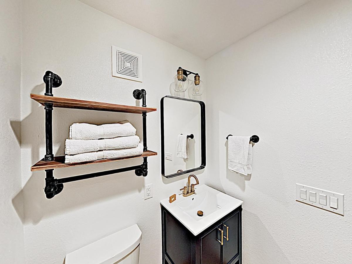 New Listing! Stylish Updated Ski Condo with Hot Tubs condo - image 7