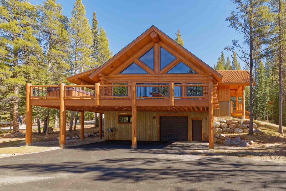 Luxe Log Cabin with Hot Tub Bar and Mtn Views in Breck - image 7
