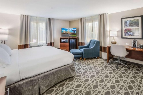 Comfort Inn & Suites - image 11