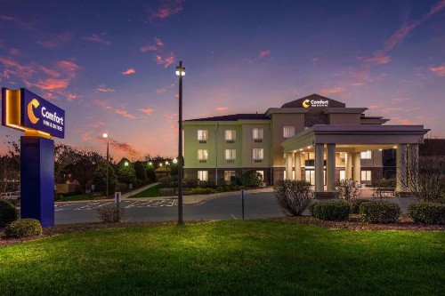 Comfort Inn & Suites - image 14