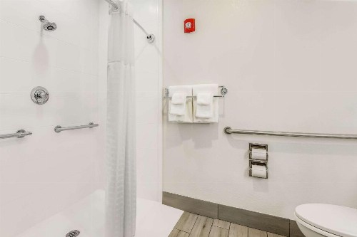Comfort Inn & Suites - image 17