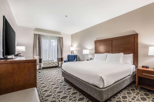 Comfort Inn & Suites - image 23