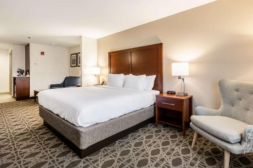 Comfort Inn & Suites - image 27