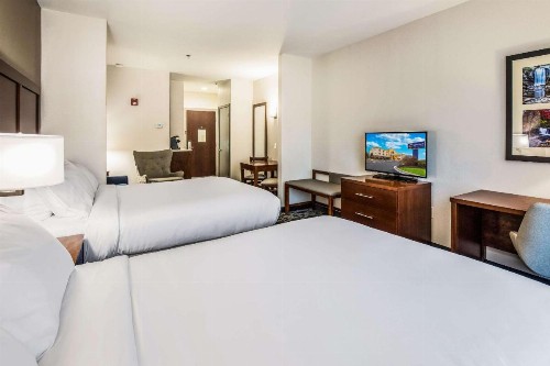 Comfort Inn & Suites - image 29