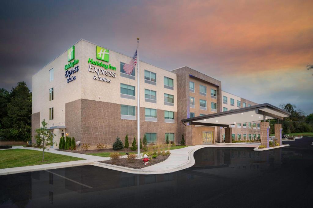 Holiday Inn Express & Suites Brevard - City Center - main image