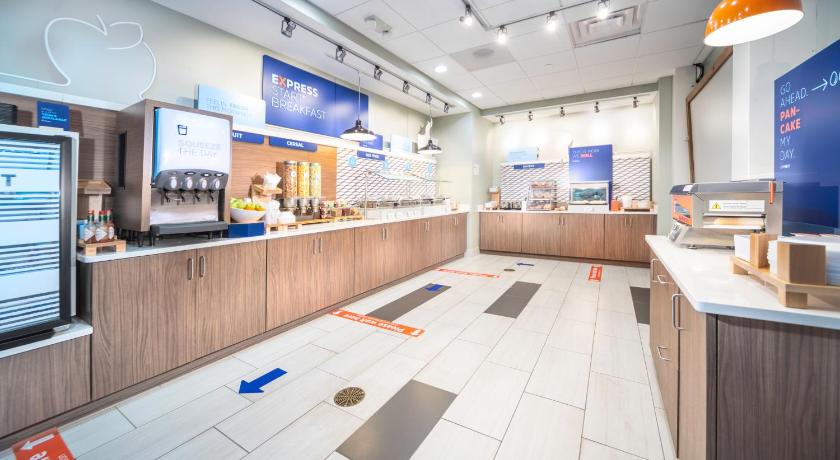 Holiday Inn Express & Suites Brevard - City Center - image 2