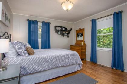 Private Downtown Retreat - image 10