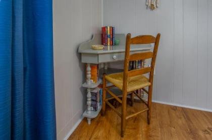 Private Downtown Retreat - image 15