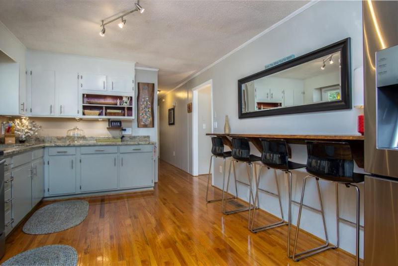 Private Downtown Retreat - image 3