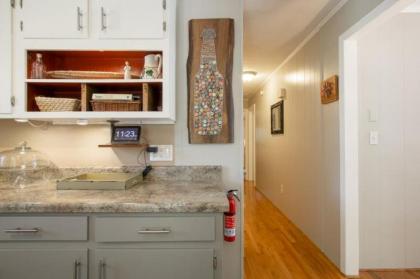 Private Downtown Retreat - image 7