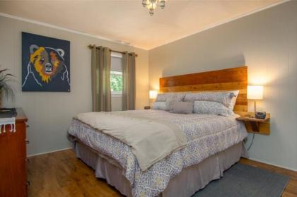 Private Downtown Retreat - image 8