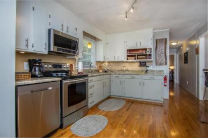 Private Downtown Retreat - image 9