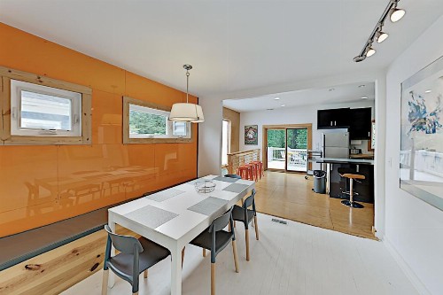 The Lime House with 2 Kitchens & Large Fenced Yards home