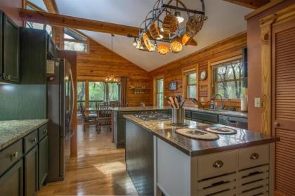 Blissful Bear Private Cabin Retreat - image 6