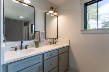 Kings Creek Cottage Downtown - image 11