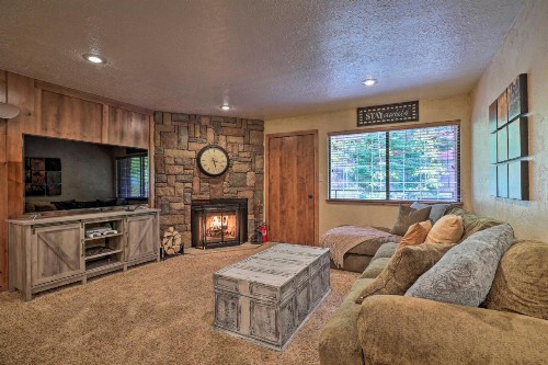 Ski-in and Ski-Out Brian Head Condo with Hot Tub Access!