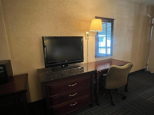 The Lodge Hotel and Banquets - image 15