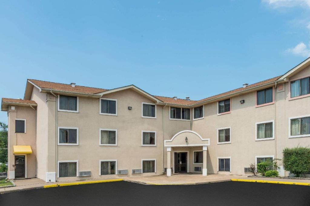 Super 8 by Wyndham Bridgeton/Arpt/St Louis Area
