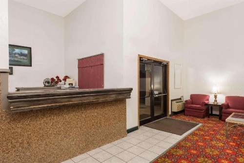 Super 8 by Wyndham Bridgeton/Arpt/St Louis Area - image 3