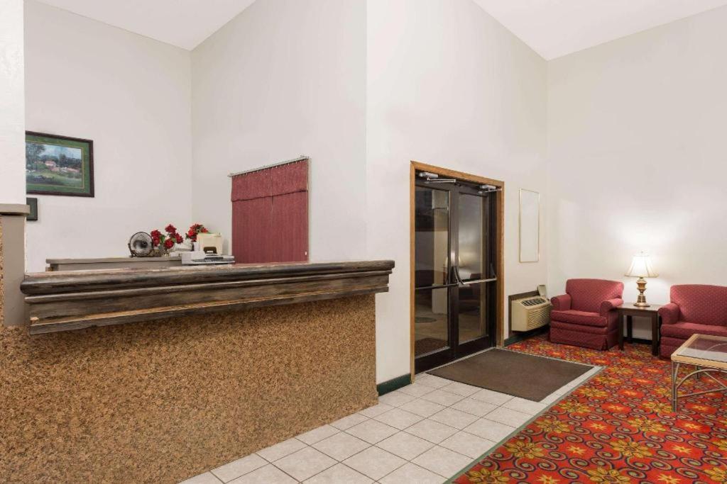 Super 8 by Wyndham Bridgeton/Arpt/St Louis Area - image 3