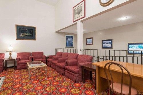 Super 8 by Wyndham Bridgeton/Arpt/St Louis Area - image 4