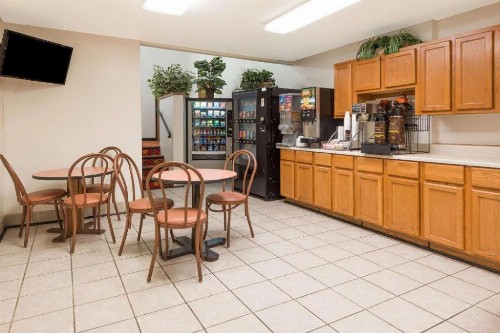 Super 8 by Wyndham Bridgeton/Arpt/St Louis Area - image 5