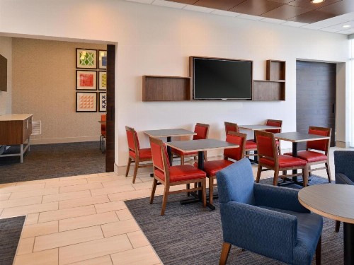 Holiday Inn Express & Suites - Brighton South - US 23 - image 2