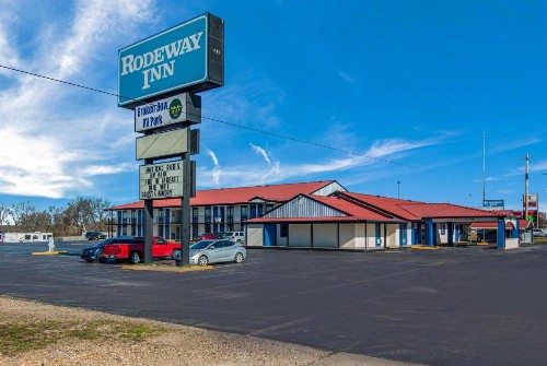 Rodeway Inn Broken Bow-Hochatown - image 1