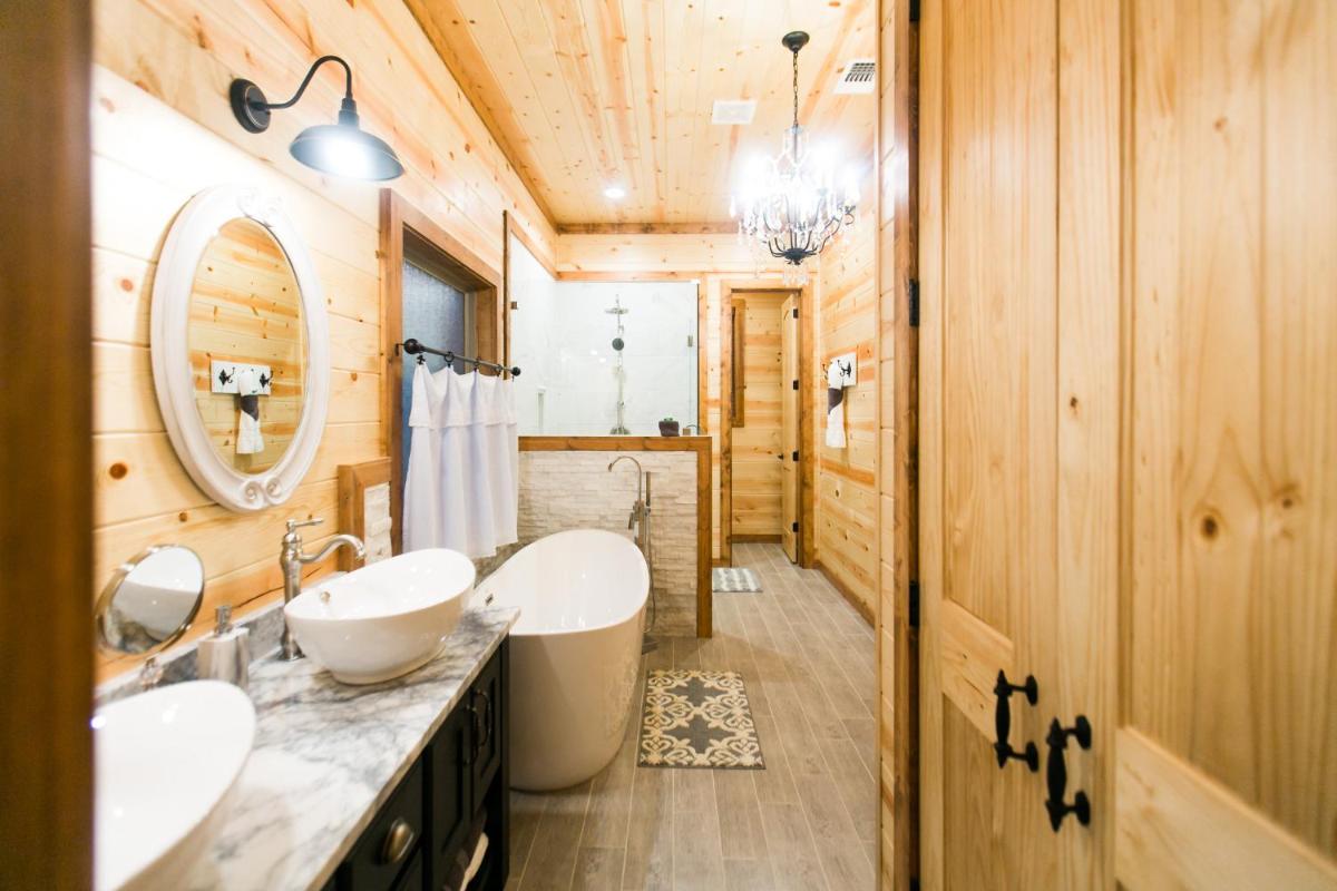 Lightning Bug Lodge - image 2