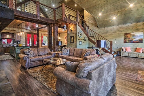 Elegant Cabin in Broken Bow with Hot Tub and Fire Pit!