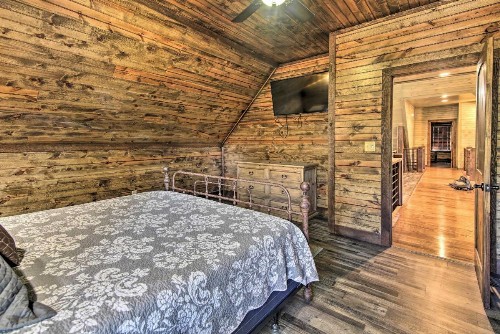 Elegant Cabin in Broken Bow with Hot Tub and Fire Pit! - image 12