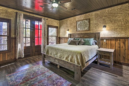 Elegant Cabin in Broken Bow with Hot Tub and Fire Pit! - image 15