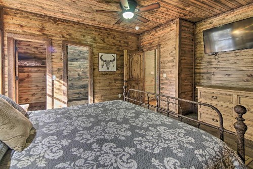 Elegant Cabin in Broken Bow with Hot Tub and Fire Pit! - image 5