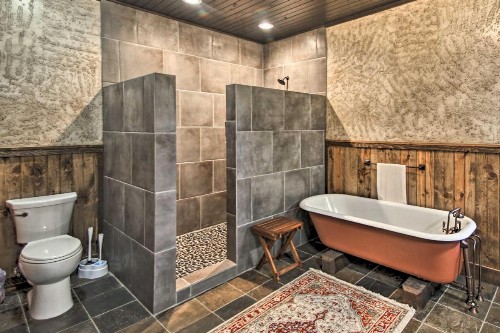 Elegant Cabin in Broken Bow with Hot Tub and Fire Pit! - image 8