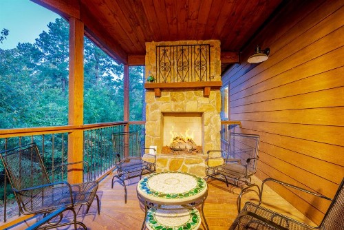 Stained Glass Hill cabin - image 3