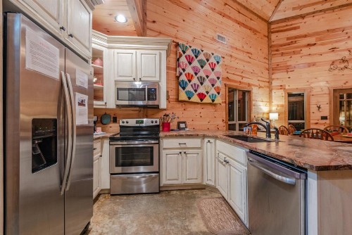 Stained Glass Hill cabin - image 4