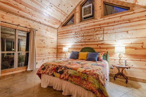 Stained Glass Hill cabin - image 6