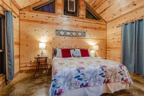 Stained Glass Hill cabin - image 8