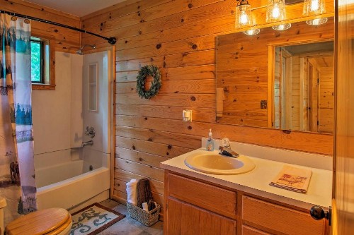 Cozy Broken Bow Cabin with Hot Tub - 5 Mins to Lake! - image 8