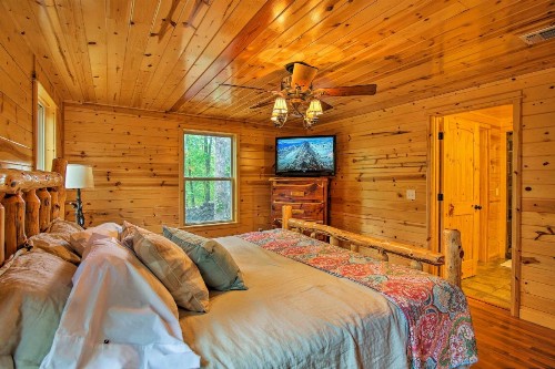 Cozy Broken Bow Cabin with Hot Tub - 5 Mins to Lake! - image 9