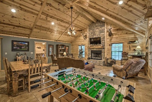 Lavish Cabin with Hot Tub and Deck Near Broken Bow Lake