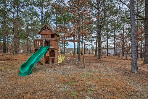 Lavish Cabin with Hot Tub and Deck Near Broken Bow Lake - image 2