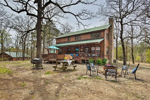 Beavers Bend State Park Cabin with Hot Tub and Fire Pit