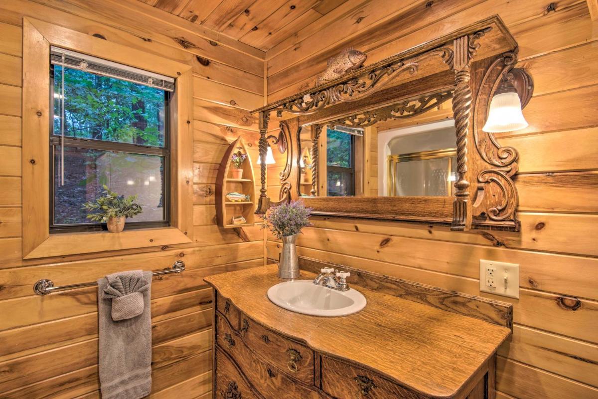 Spacious Luxury Cabin with Hot Tub Near Beavers Bend - image 4