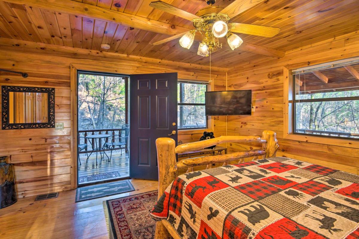Spacious Luxury Cabin with Hot Tub Near Beavers Bend - image 5