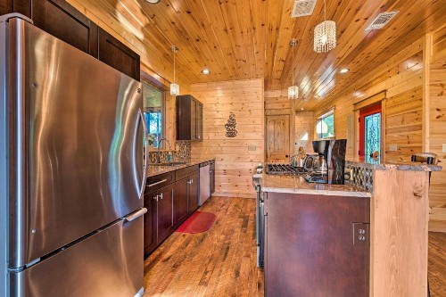 Midnight Rhapsody Cabin with Fire Pit Hot Tub