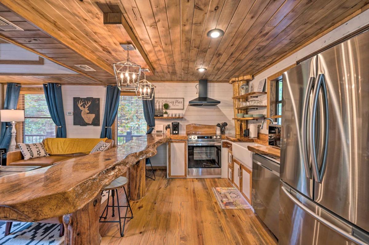 Romantic Retreat with Hot Tub in Broken Bow! - image 7