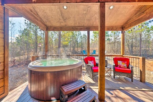 Romantic Cabin Hot Tub Fire Pit and Deck!