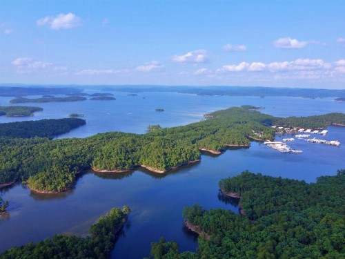 QUITTIN' TIME! Spacious secluded in the Heart of Broken Bow with Hot Tub!