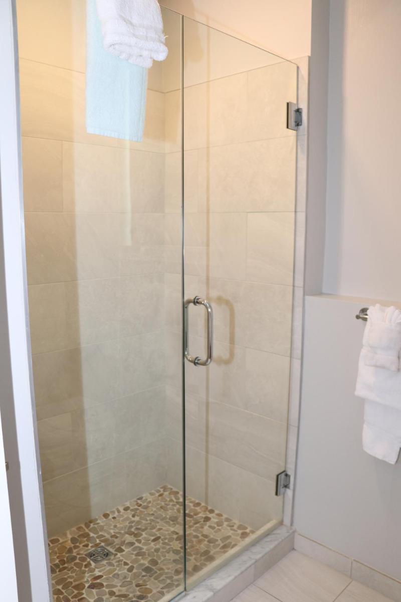 A Stylish Stay w/ a Queen Bed Heated Floors.. #1 - image 3